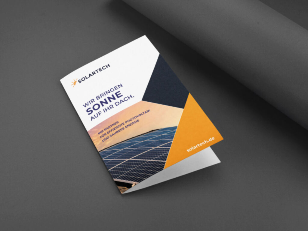 Hochwertige Werbebroschüre von Solartech mit Solarpanel-Motiv und modernem Design auf grauem Hintergrund